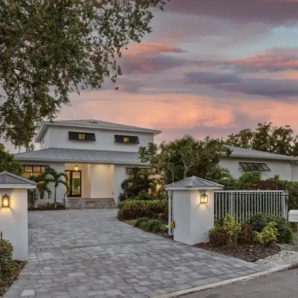 EXCEPTIONAL WATERFRONT SANCTUARY ON HUDSON BAYOU
