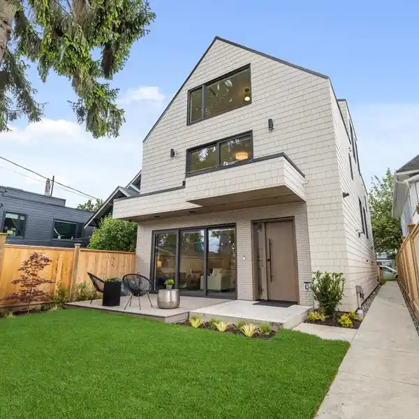 STYLISH HALF DUPLEX IN A VIBRANT NEIGHBORHOOD