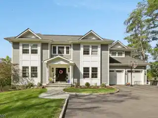 Stunning Colonial Home in Ideal Location