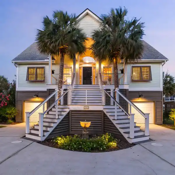 DISTINGUISHED RESIDENCE IN SOUGHT-AFTER OAK ISLAND