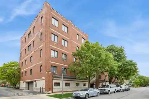 Impressive River Forest Condo