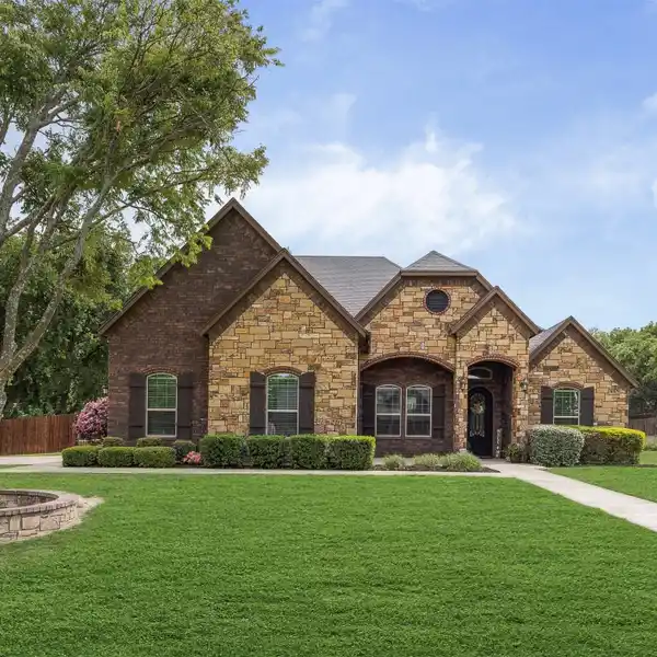 STUNNING RESORT-STYLE ESTATE