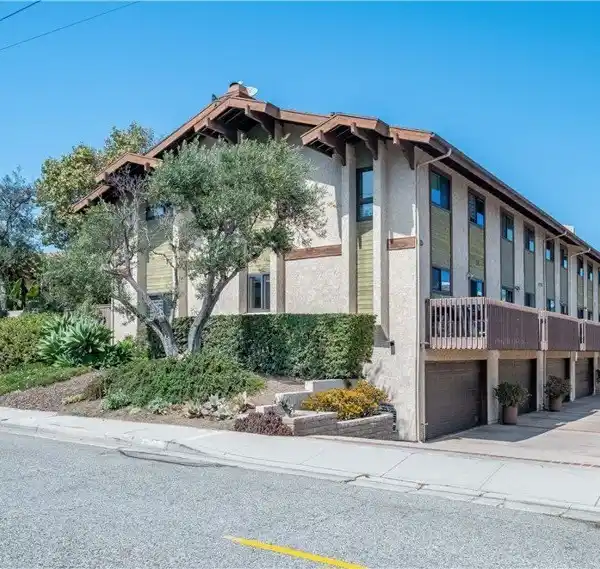 SPACIOUS LIVING WITH BALCONY AND BONUS ROOM