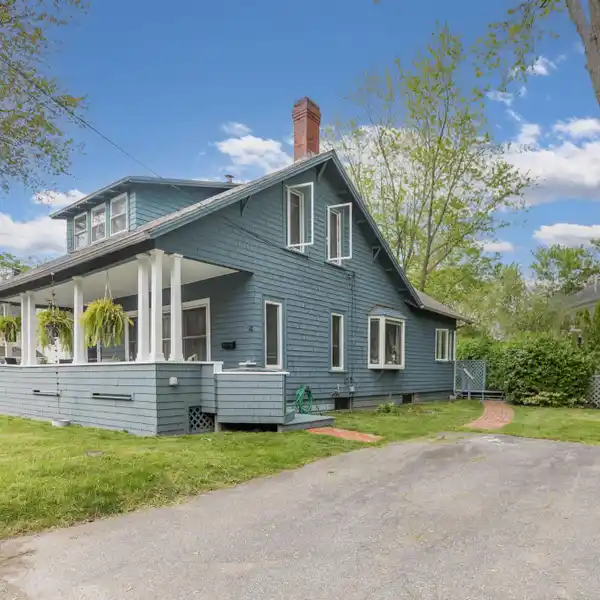 CHARMING HISTORIC BUNGALOW STEPS FROM WATERFRONT FUN