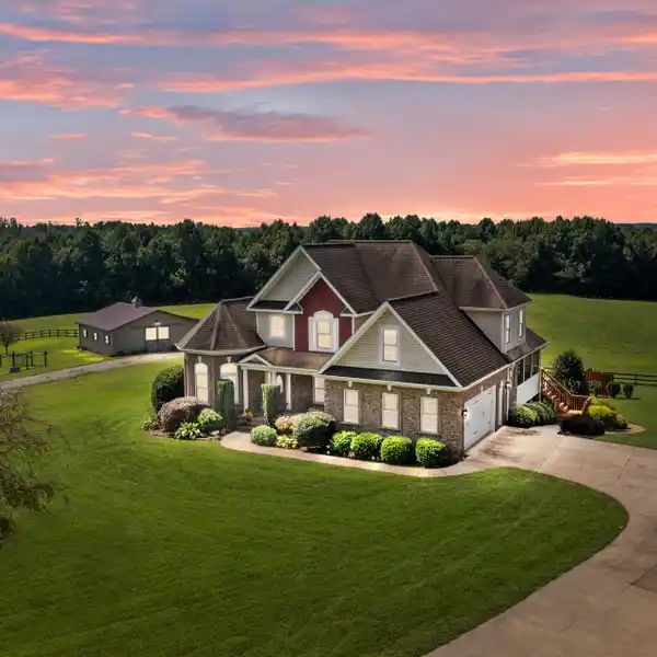 RIDGETOP RETREAT WITH TRAILS AND WILDLIFE