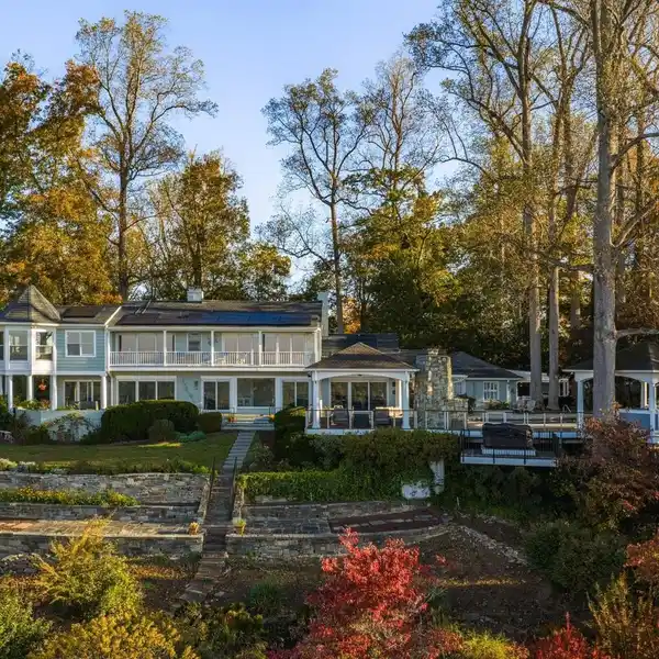 GOURMET KITCHEN AND OPEN GATHERING ROOM FEATURE