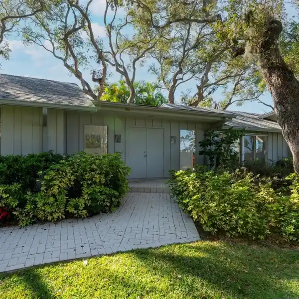 EXTRAORDINARY OLD FLORIDA COMPOUND