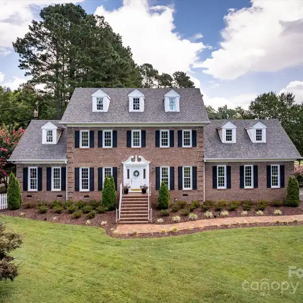 ELEGANT COUNTRY ESTATE WITH CITY CONVENIENCE