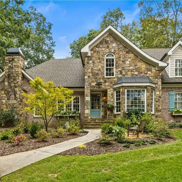 A TRUE DUNWOODY GEM