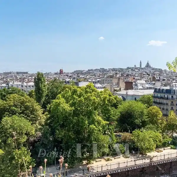 BRIGHT AND METICULOUSLY RENOVATED APARTMENT