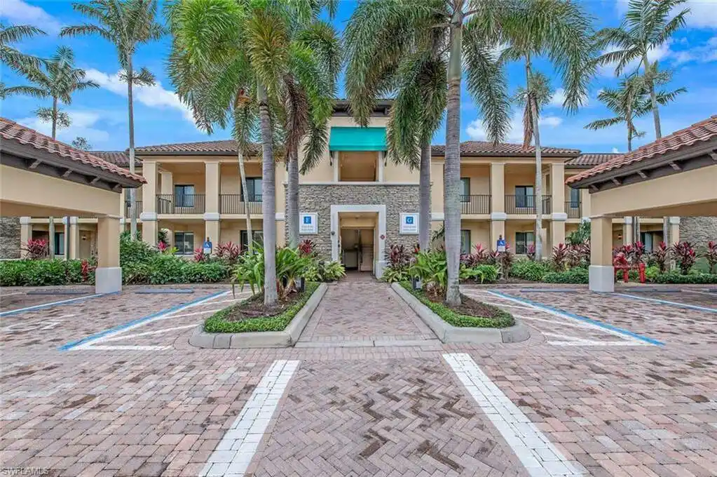 Gorgeous End Unit in the Cottages at Naples Bay Resort