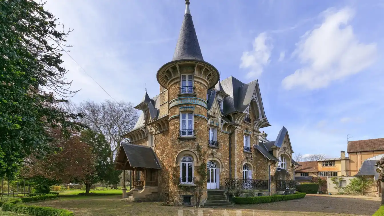 Amazing Finely Detailed Chateau