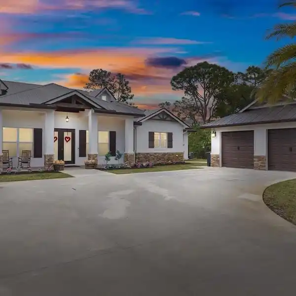 EXCEPTIONAL RESIDENCE ON A BEAUTIFUL ACRE