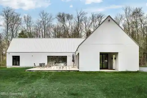Bold Modern Lakefront Retreat