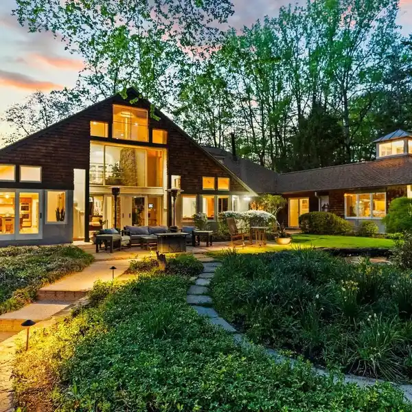 THOUGHTFULLY REIMAGINED CUSTOM CONTEMPORARY HOME