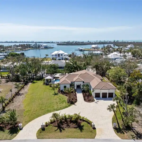 GRAND FLORIDA HOME ON NEARLY AN ACRE OF LAND
