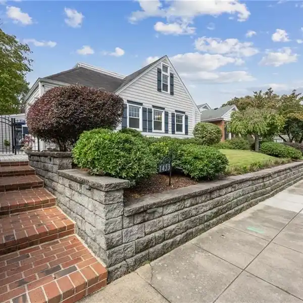 FANTASTIC TRANSITIONAL HOME WITH CATHEDRAL CEILINGS