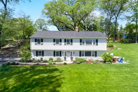 Welcoming Home on a Sought-after Cul-de-sac