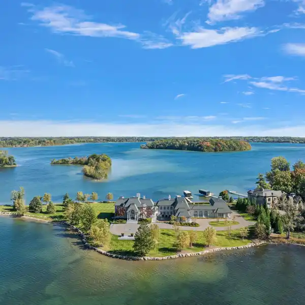LUXURY ESTATE ON A RARE AND BEAUTIFUL PENINSULA