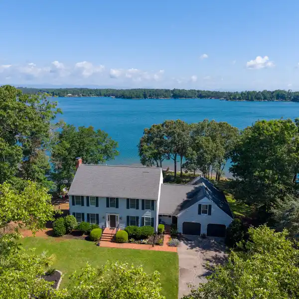 THE QUINTESSENTIAL LAKEFRONT RETREAT