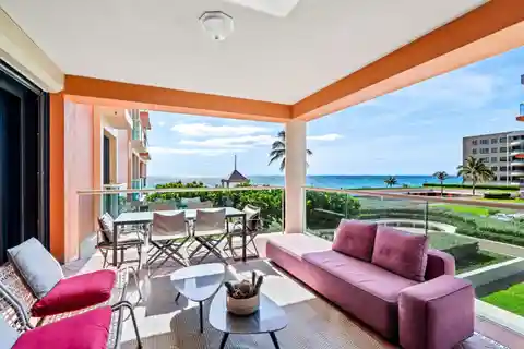 Exquisite Residence at Breakers Row