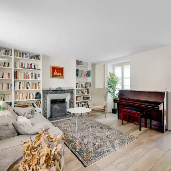 SUN-DRENCHED PATIOS ENHANCE INDOOR-OUTDOOR LIFESTYLE