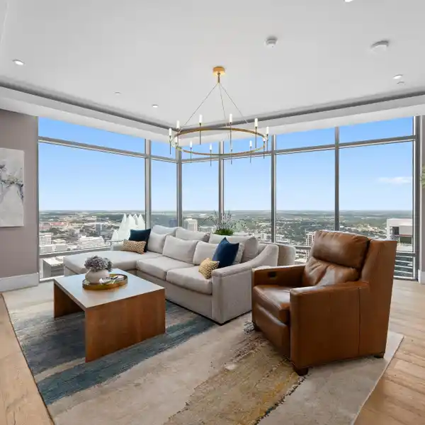 REFINED RESIDENCE IN THE AUSTONIAN