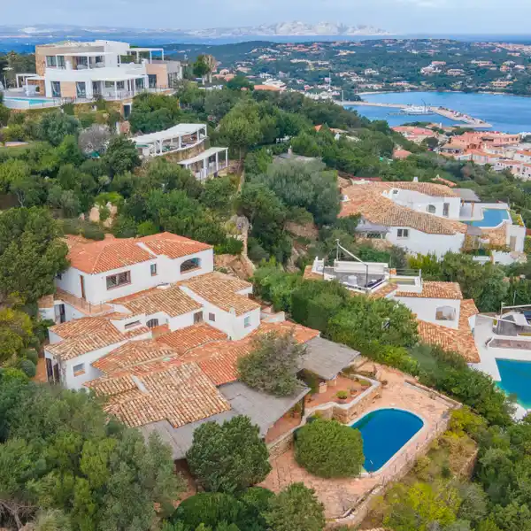 STRIKING EIGHT BEDROOM LUXURY VILLA