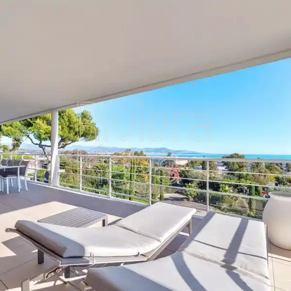BRIGHT APARTMENT WITH PANORAMIC SEA VIEW