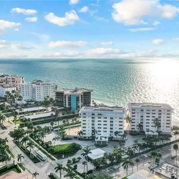 SOPHISTICATED BOUTIQUE BEACHFRONT LIVING AT DOLPHIN VIEW