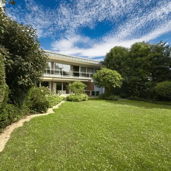 SPECIAL ARCHITECT-DESIGNED HOUSE ON THE EDGE OF A FIELD FOR A LARGE FAMILY