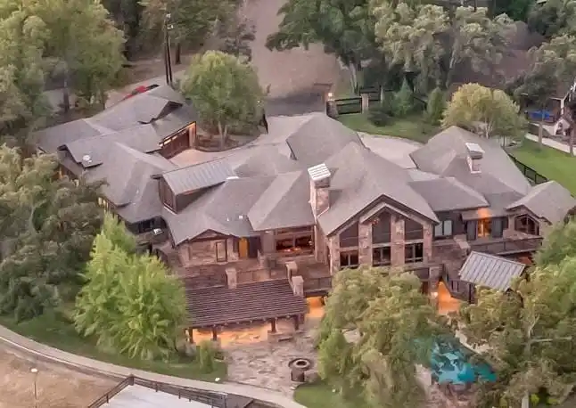 Resort-style Waterfront Lodge at Cedar Creek Lake