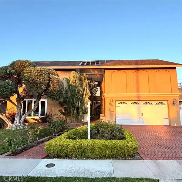 EXCEPTIONAL SOUTH HUNTINGTON BEACH POOL HOME