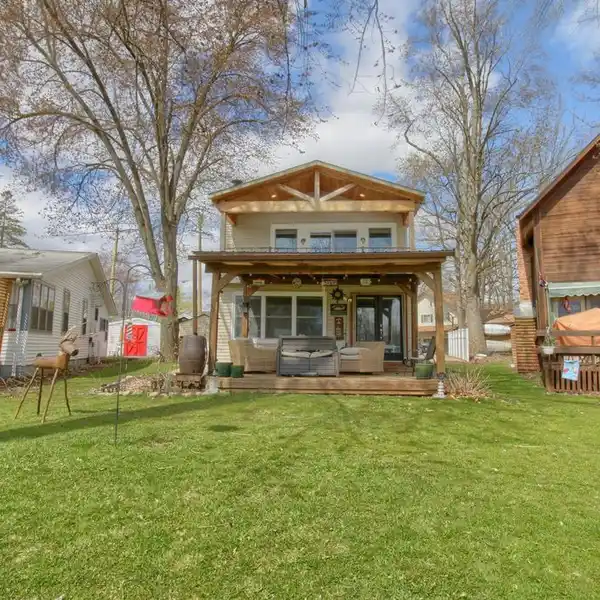 BEAUTIFULLY MAINTAINED HOME ON STRAWBERRY LAKE