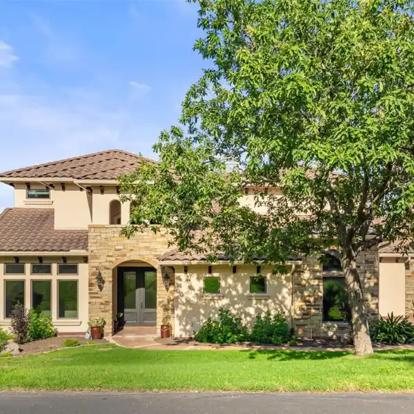 METICULOUSLY MAINTAINED RESIDENCE IN THE HILLS OF LAKEWAY