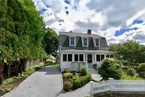 Coastal Charm and Modern Elegance in an Unbeatable Location