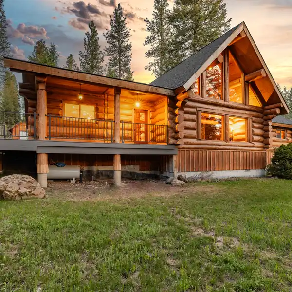PRIVATE FOUR-ACRE LOG HOME RETREAT