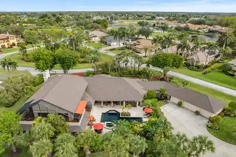 Exquisite Luxury Estate in an Exclusive Country Club