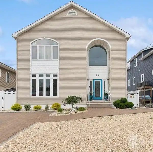 SPECTACULAR WATERFRONT LIVING IN THE SILVER BAY AREA