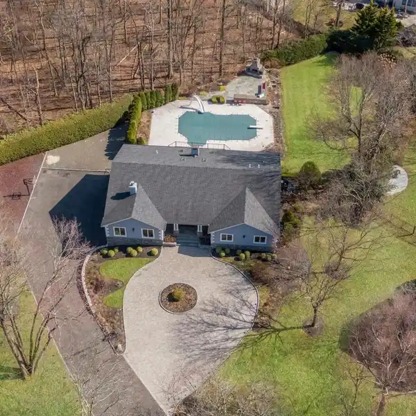 EXCEPTIONAL CUSTOM HOME ON A PRESTIGIOUS CUL-DE-SAC