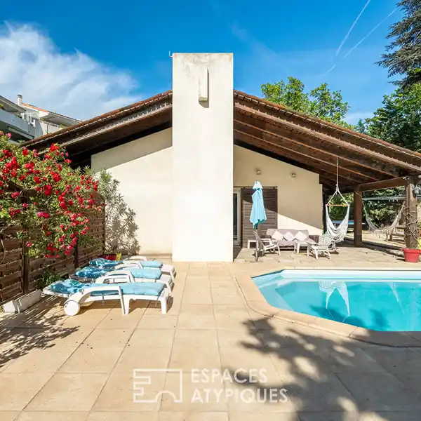 ARCHITECT’S HOUSE WITH OVERHANGING ROOF