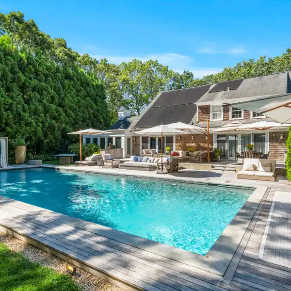 DESIGNER-APPOINTED AND MINT-CONDITION TRADITIONAL HOME