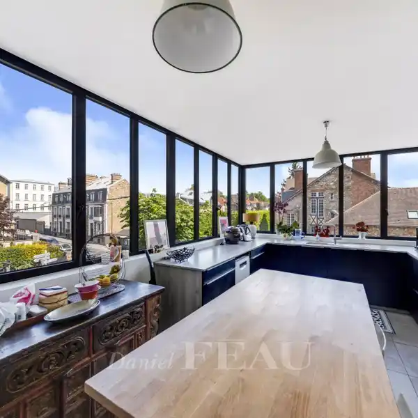 RENOVATED 1920S APARTMENT IN PRIME LOCATION