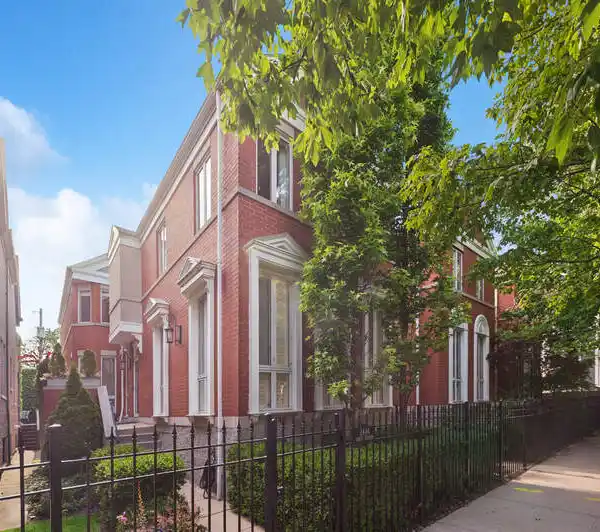 IMMACULATE HOME IN PRIME LINCOLN PARK LOCATION