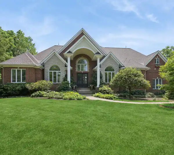 QUINTESSENTIAL BARRINGTON HILLS RESIDENCE