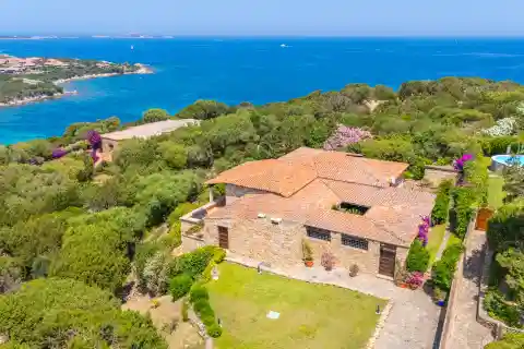 Prestigious Villa Immersed in Nature