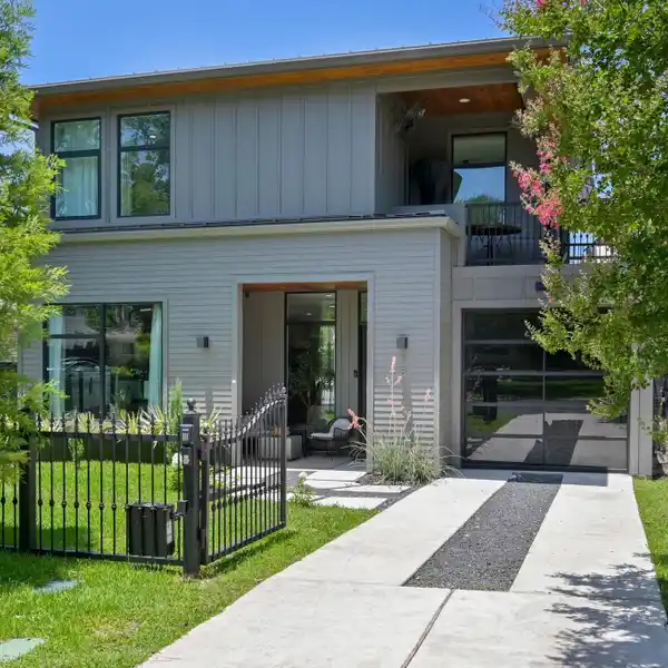 DESIGNER PERFECTION STEPS FROM BRENTWOOD HOTSPOTS