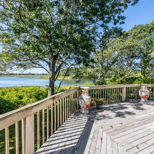 A TRUE WATERFRONT OASIS