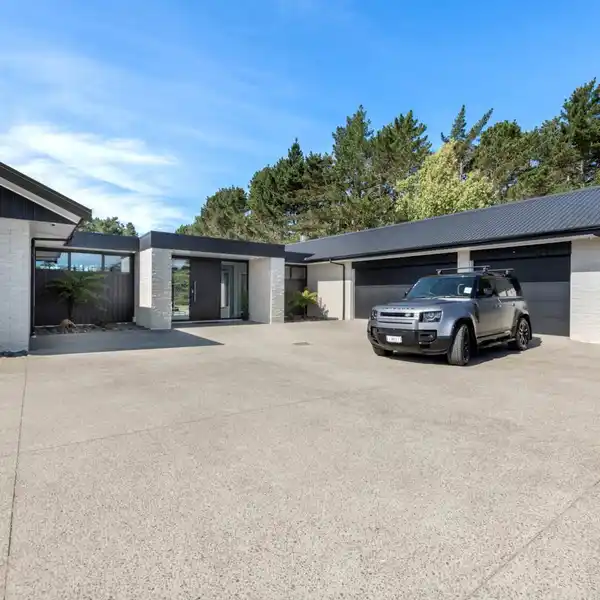 LUXURY LIVING IN A COUNTRYSIDE SETTING