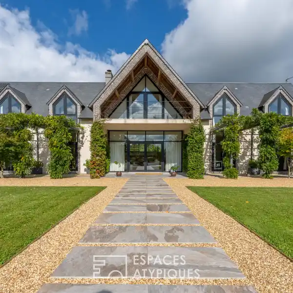 IMPRESSIVE CONTEMPORARY ARCHITECT-DESIGNED VILLA